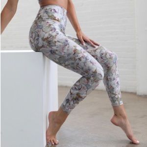SALE NWT SAVVI Petal Print Gorgeous floral leggings Size Medium